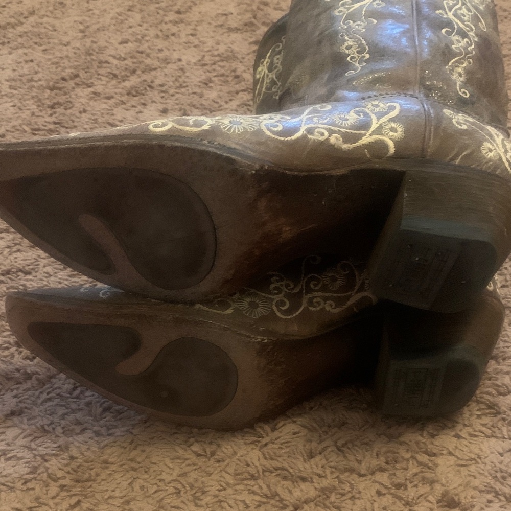 Corral cowgirl boots with gorgeous stitching detail. Line dancing ready! 🤠 - Picture 5 of 8